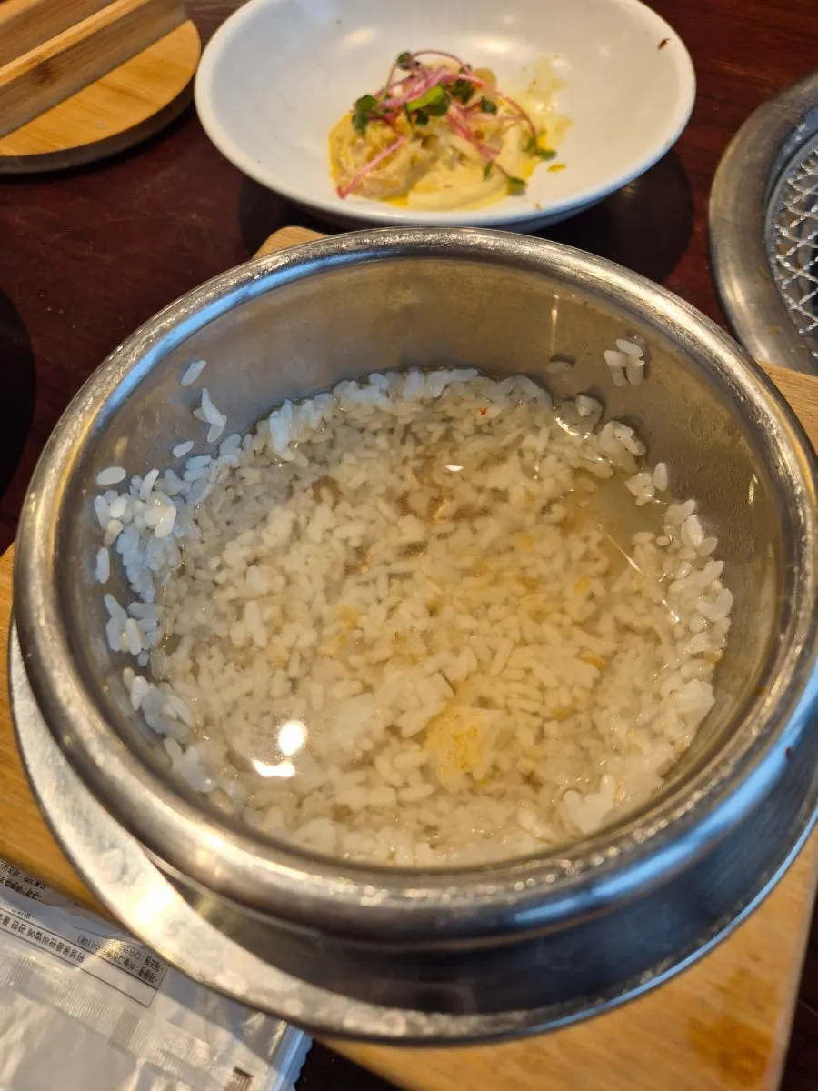 솥에 물을 부어 만든 누룽지 숭늉