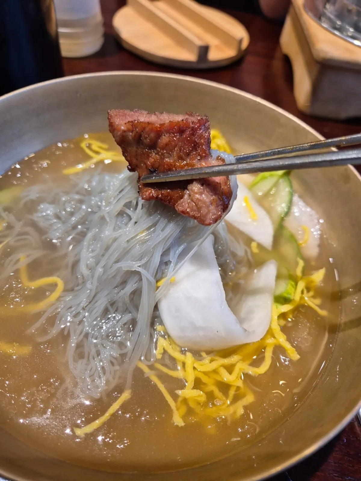 놋그릇에 담긴 살얼음 물냉면