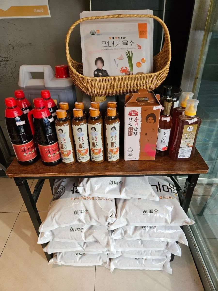 늘고기집 입구 한쪽의 이천 지역 특산품 판매대