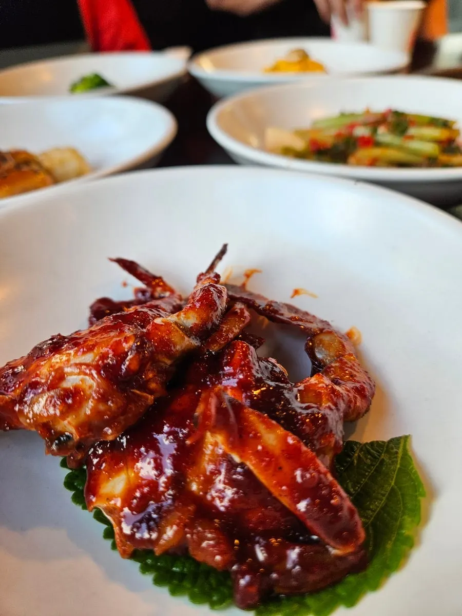 맛보기 양념게장이 포함된 늘고기집 기본 반찬상