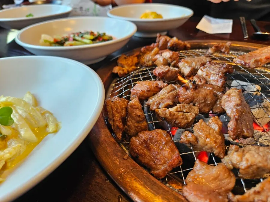 숯불에 구워지는 두툼한 누룩 양념 돼지갈비