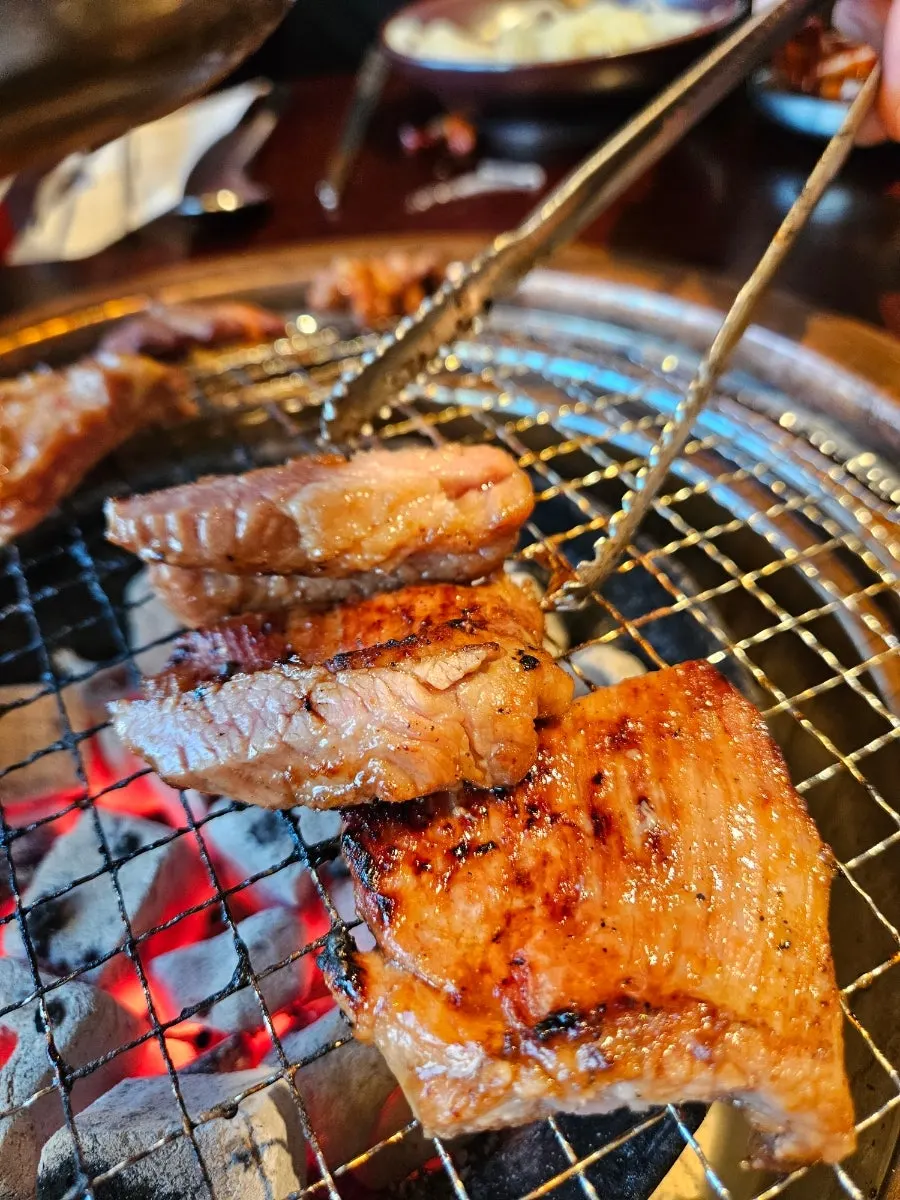 다 익은 누룩 양념 돼지갈비 한 점