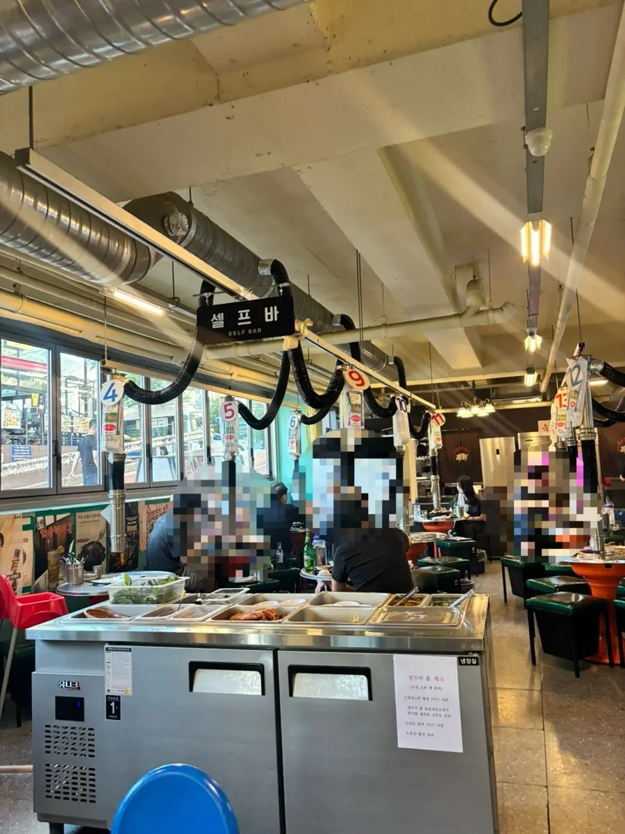 Area around the storefront entrance of Neopttakjip Samsong Branch