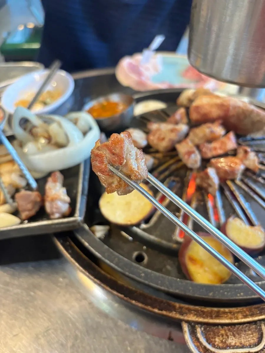 Family meal in progress at Neopttakjip Samsong Branch