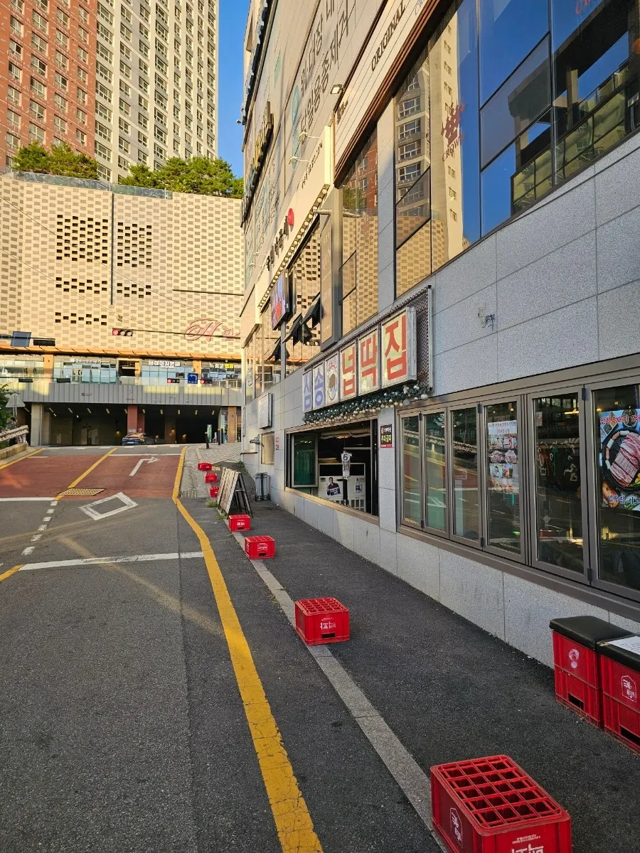 넙딱집 삼송점 외부 전경