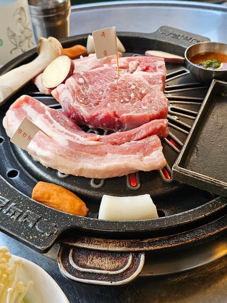 주문한 모둠구이 600g 고기 접시