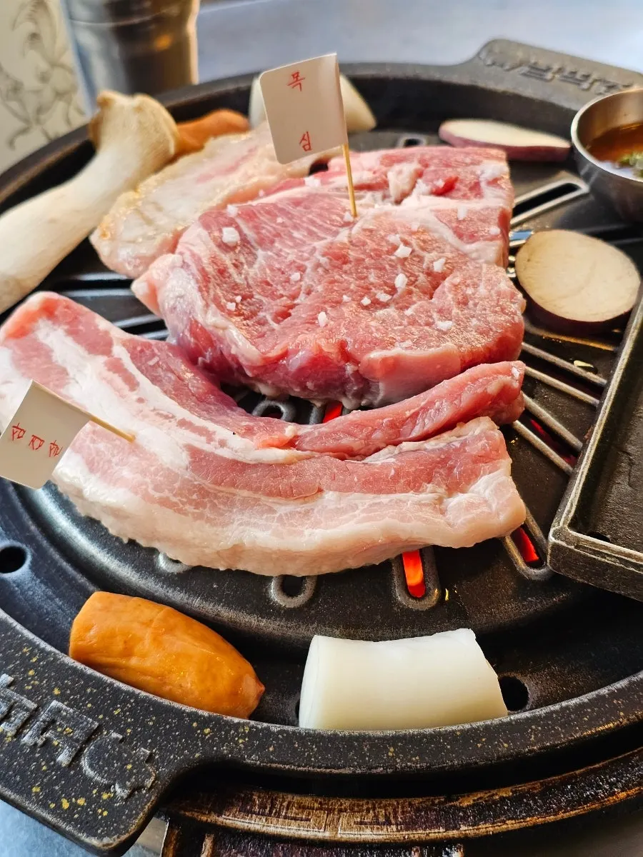 여러 부위가 담긴 모둠구이 상차림
