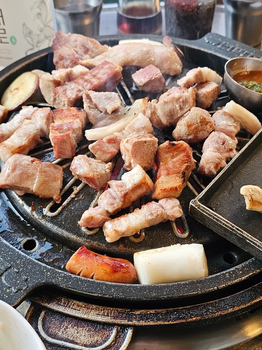 불판에 올린 삼겹살과 특수부위