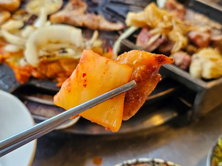 모둠세트에 함께 나온 떡과 소시지, 버섯