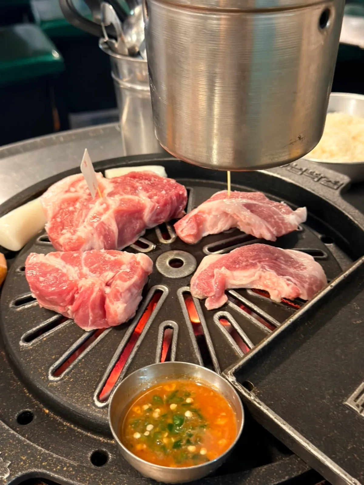 Mixed grill on the grill plate at Neopttakjip Samsong Branch