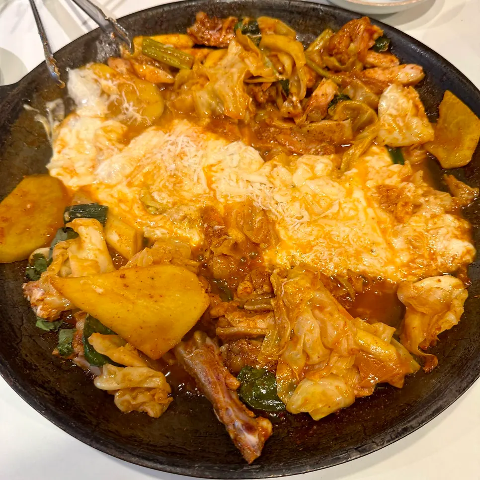 치즈가 넉넉하게 올라간 치즈폭포 닭갈비