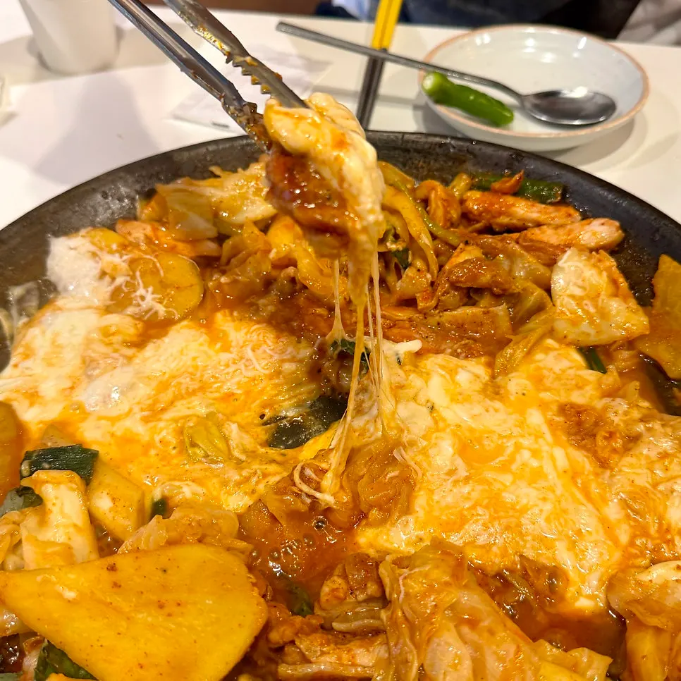 쭉 늘어나는 치즈를 올린 닭갈비