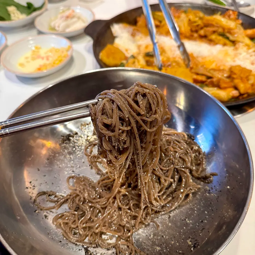 익어가는 치즈폭포 닭갈비 근접