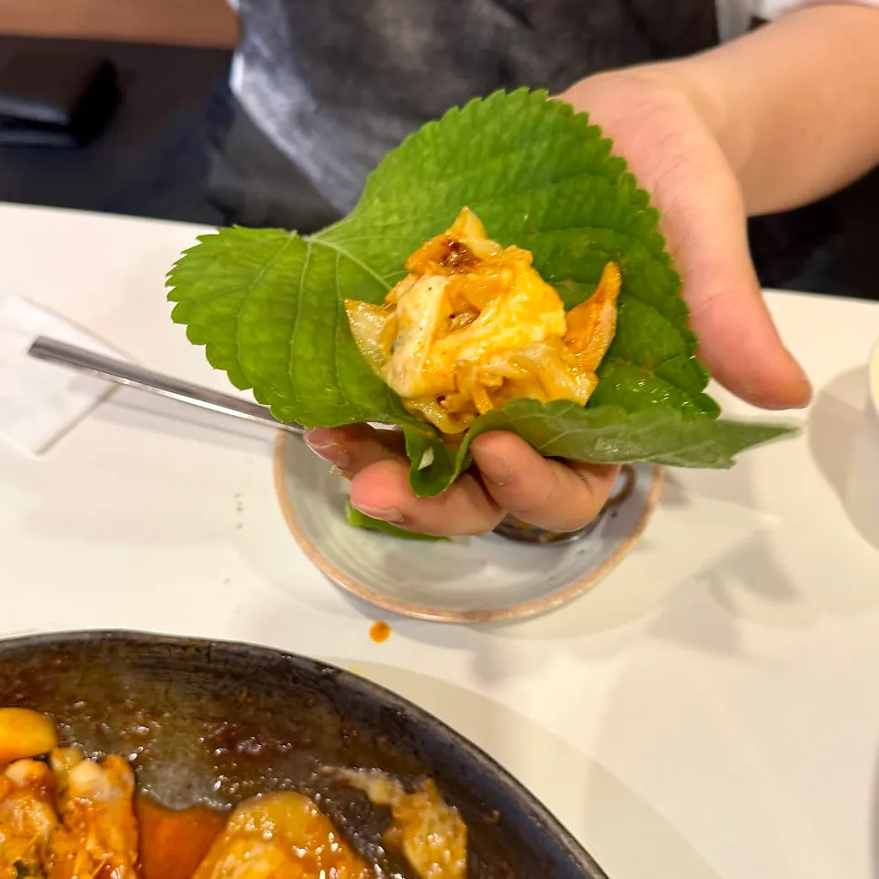 젓가락으로 들어올린 들기름 막국수