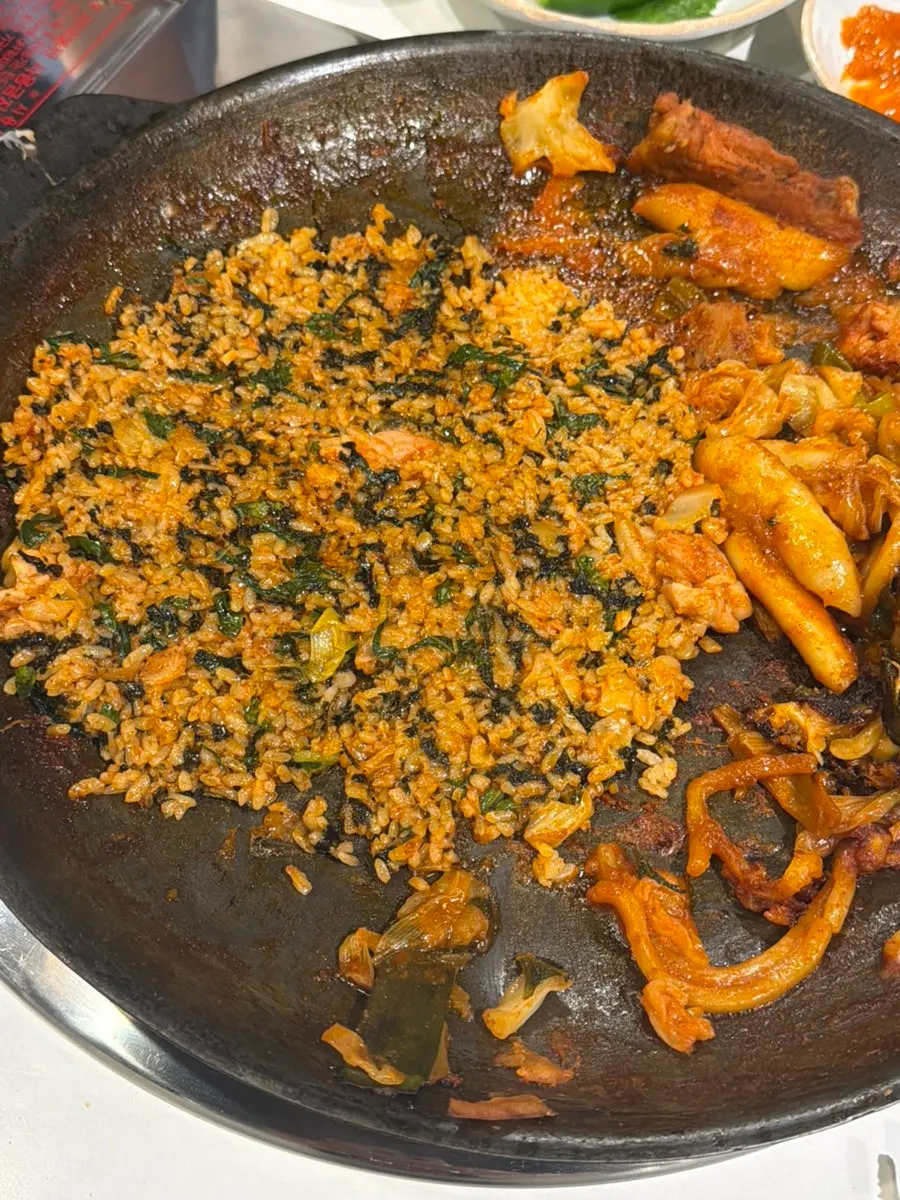 Fried rice crisped up in the iron pot