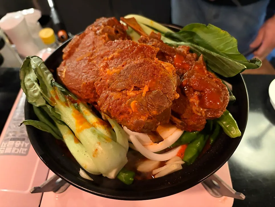 토마토 베이스의 매콤한 스튜 국물
