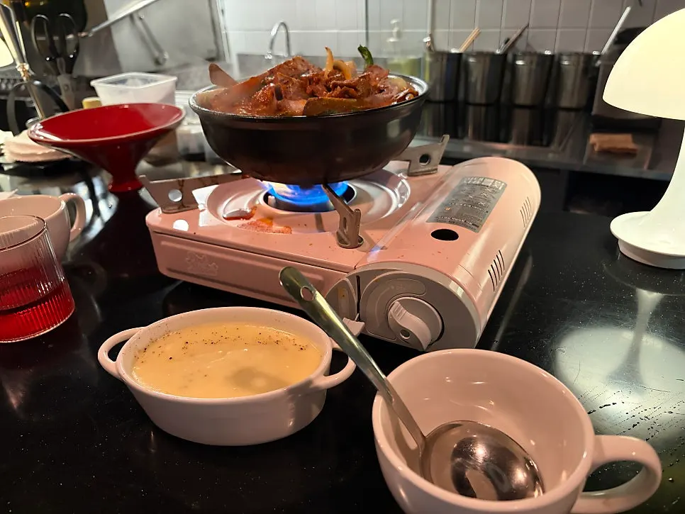테이블에 차려진 음식과 음료