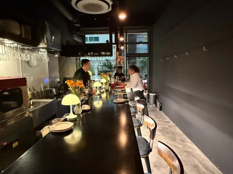 좌석 10석 규모의 아담한 와인바 내부