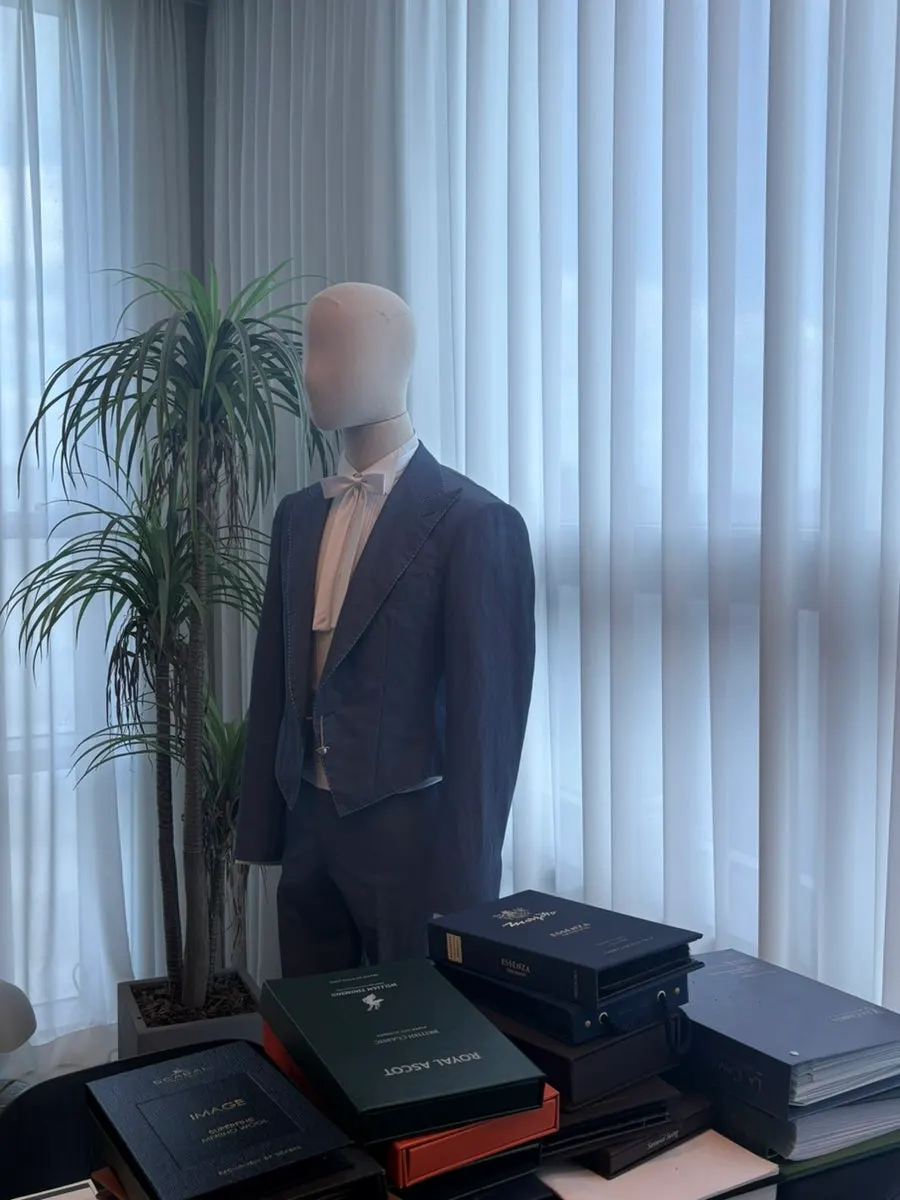 통창 너머 광교호수가 보이는 매장 전경