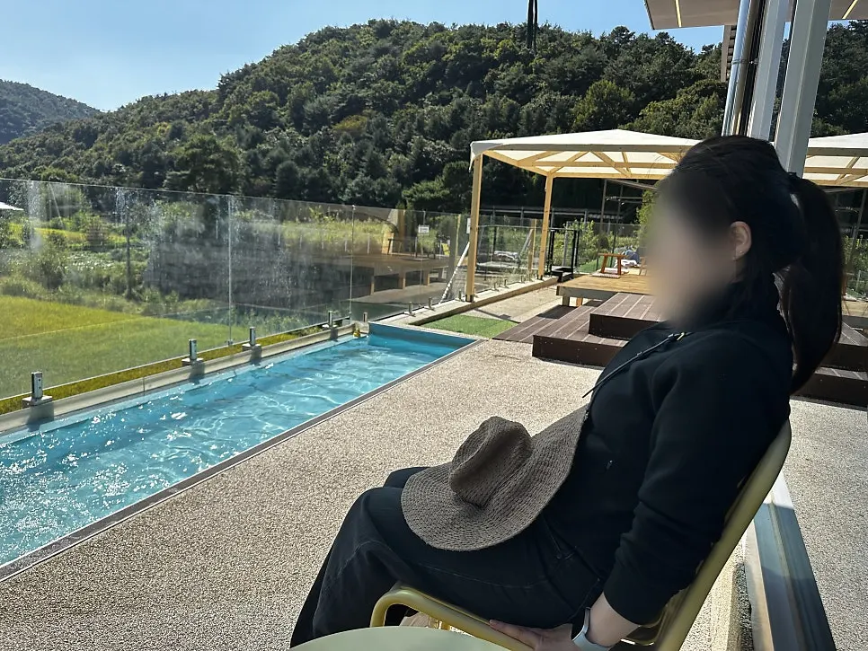 자리마다 다른 닐라이 내부 테이블과 의자