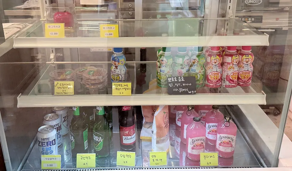 Nillai's drink and snack menu display