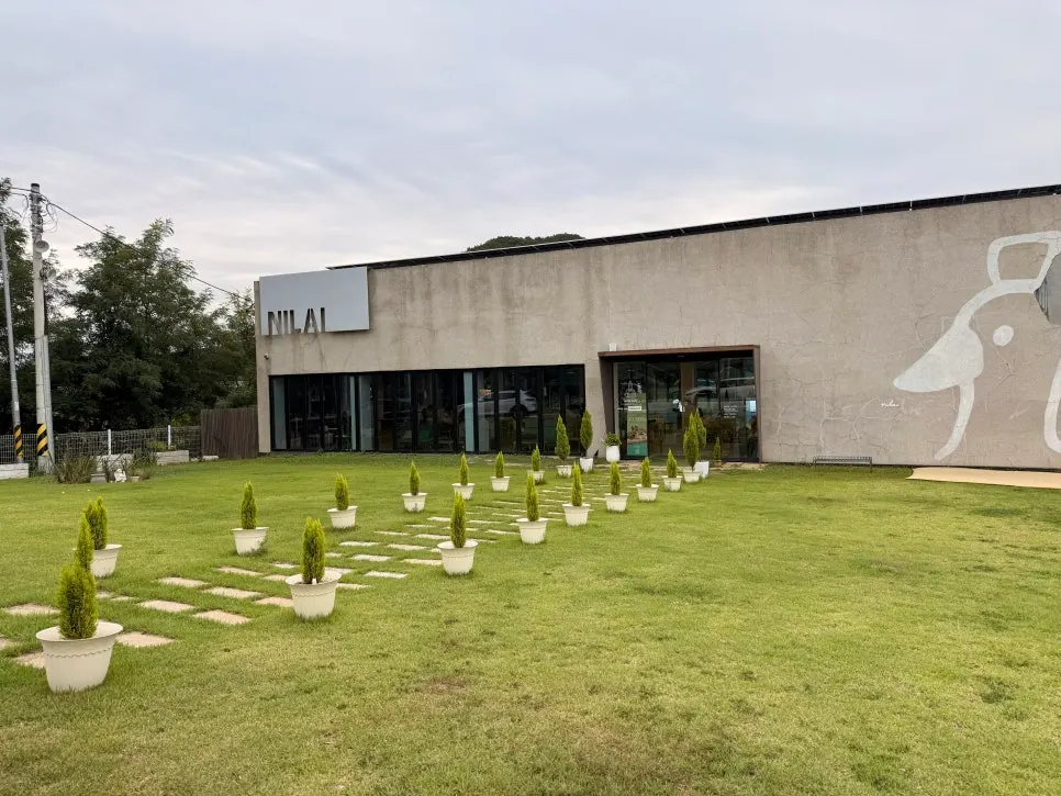 View along the road leading to Nillai Gimpo Branch