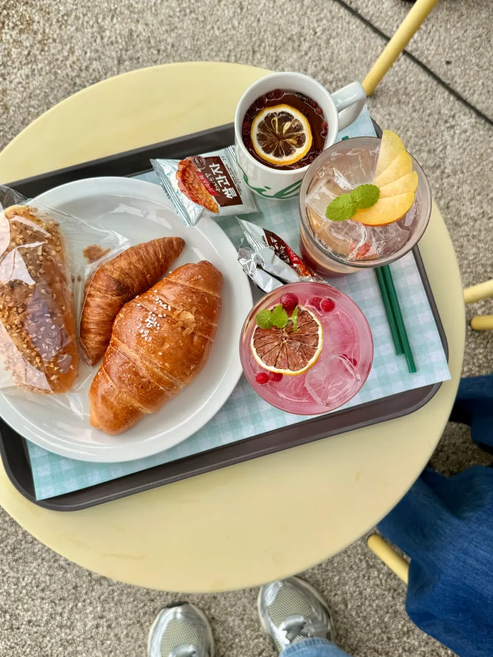 Drinks and bread placed on an outdoor table at Nillai Gimpo Branch