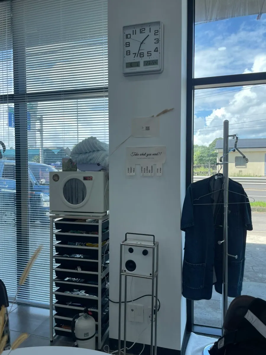 Barber chair and mirror station