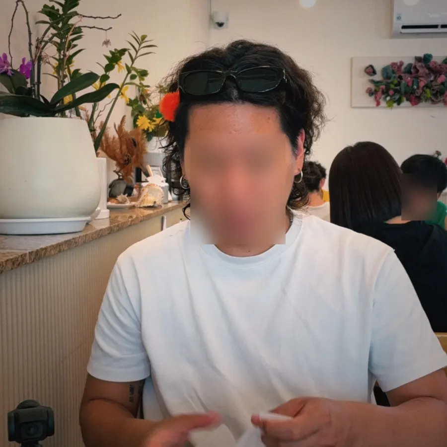 Cutting scene tidying the side hairline