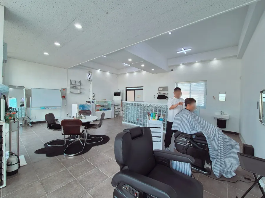 Consultation to decide the men's cut and perm direction