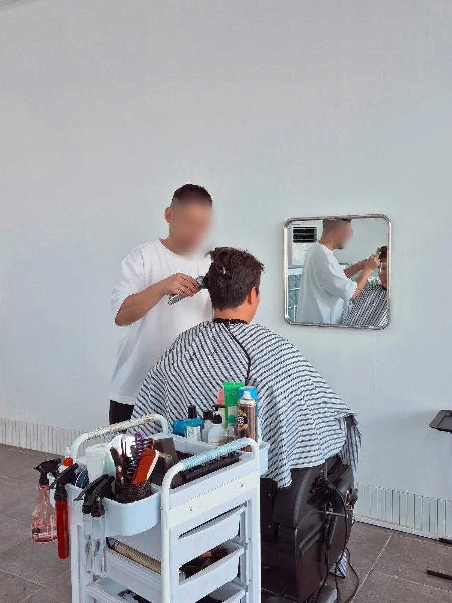 Cutting with clippers to tidy the side hair line