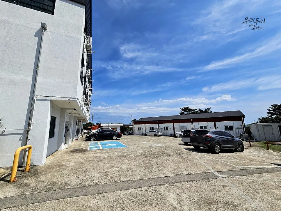 View of the surroundings near the Noah Barbershop building