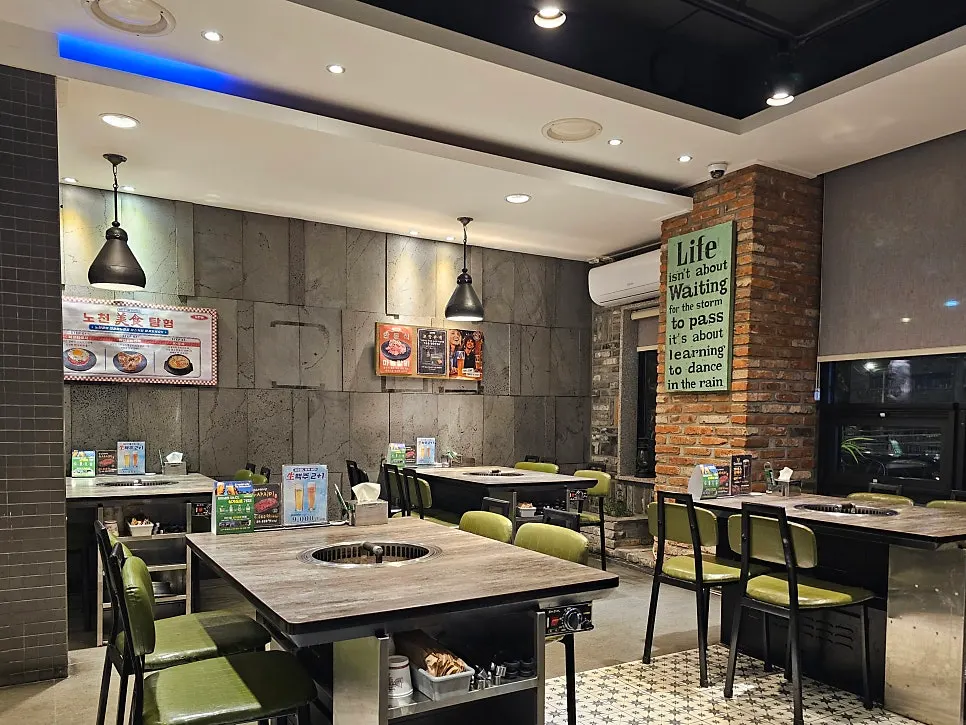 Main hall at Nocheongol Bupyeong Main Branch with generous table spacing