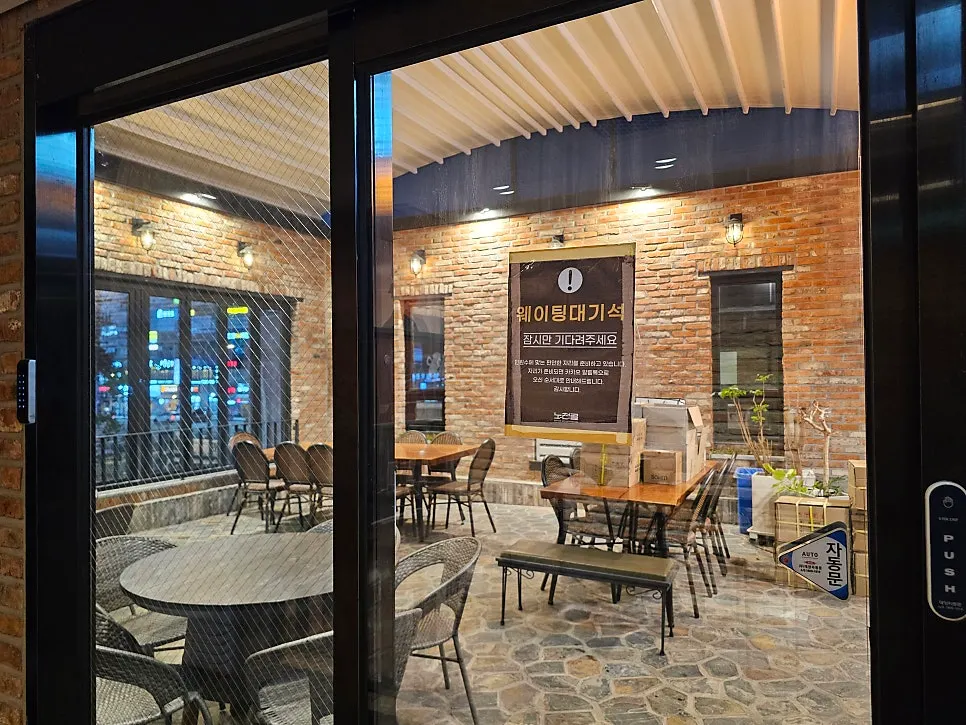 Group seating and waiting area on the second floor of Nocheongol Bupyeong Main Branch