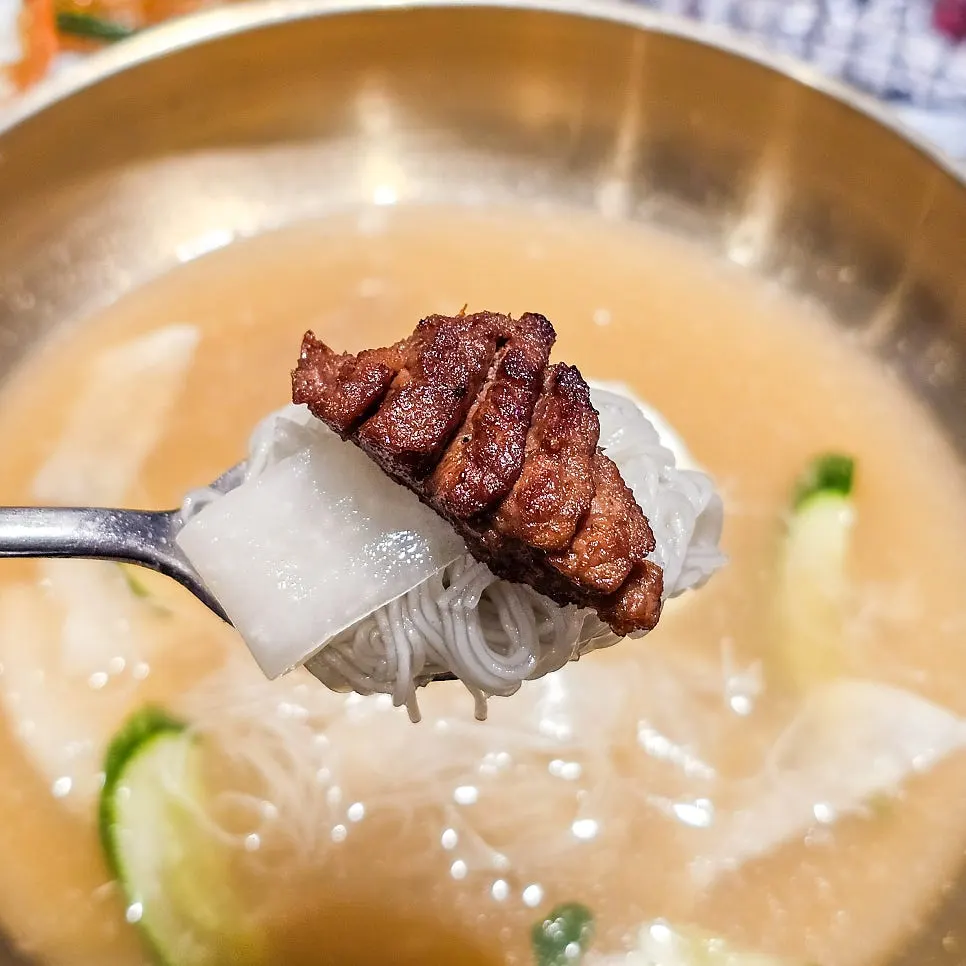 Close-up of chewy Hamhŭng-style naengmyeon noodles