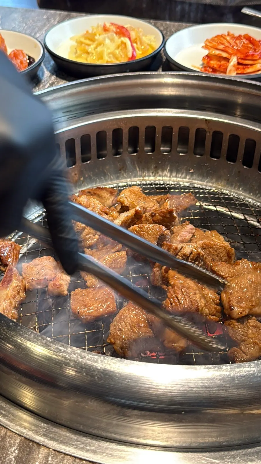 직원이 구워준 한돈양념갈비 한 점