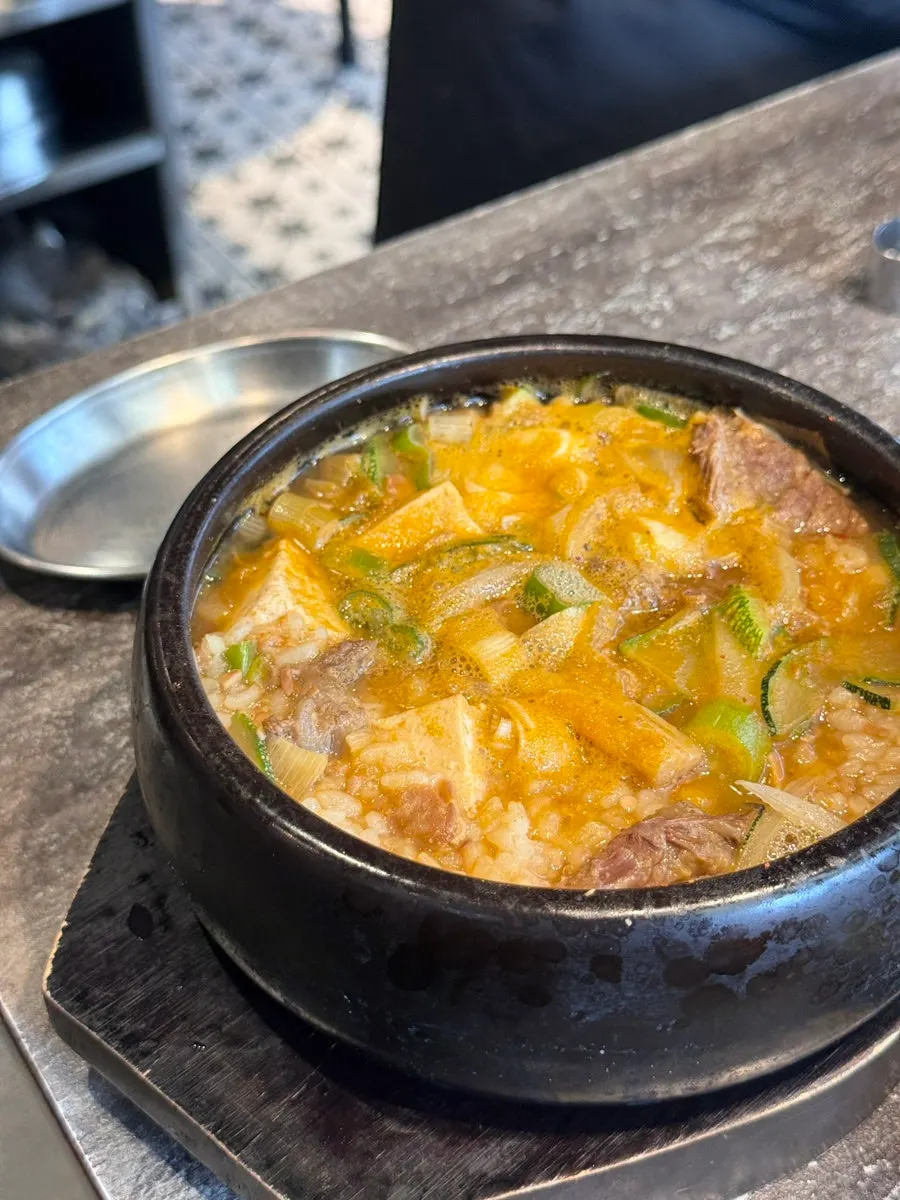 양념갈비와 곁들임 반찬 함께 먹는 모습