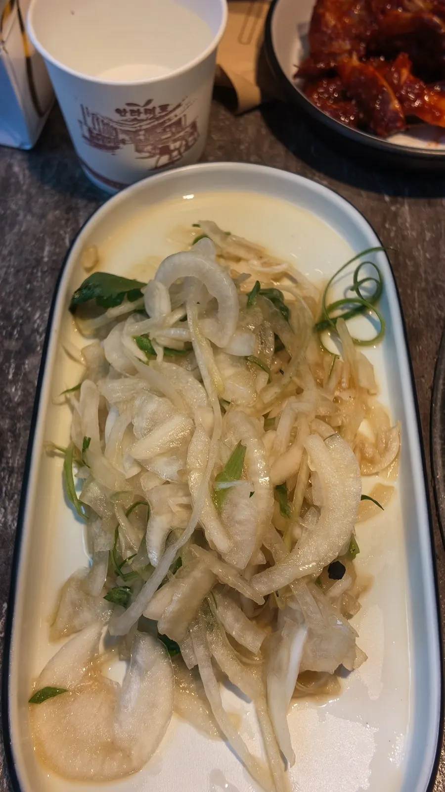 기본 반찬으로 나온 샐러드