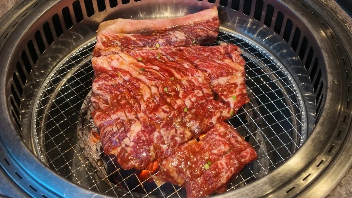 접시에 담겨 나온 두툼한 수원식우대갈비
