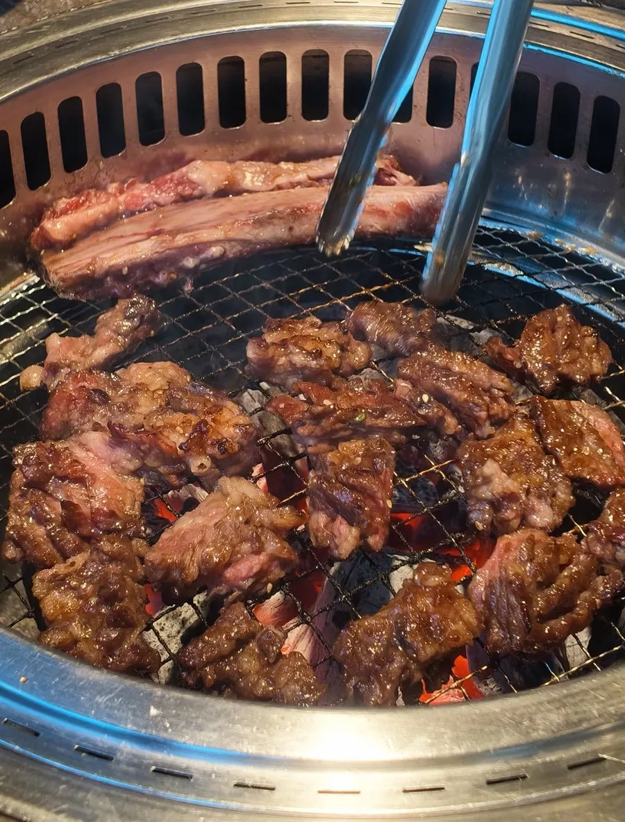 불판에 올린 뼈 붙은 우대갈비