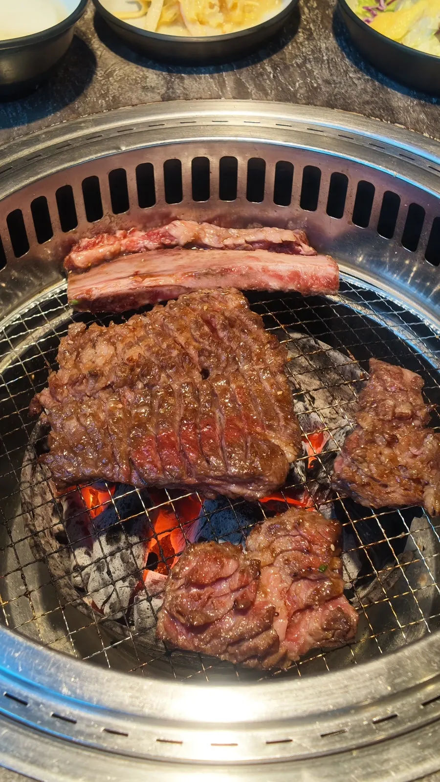 숯불에서 익어가는 우대갈비