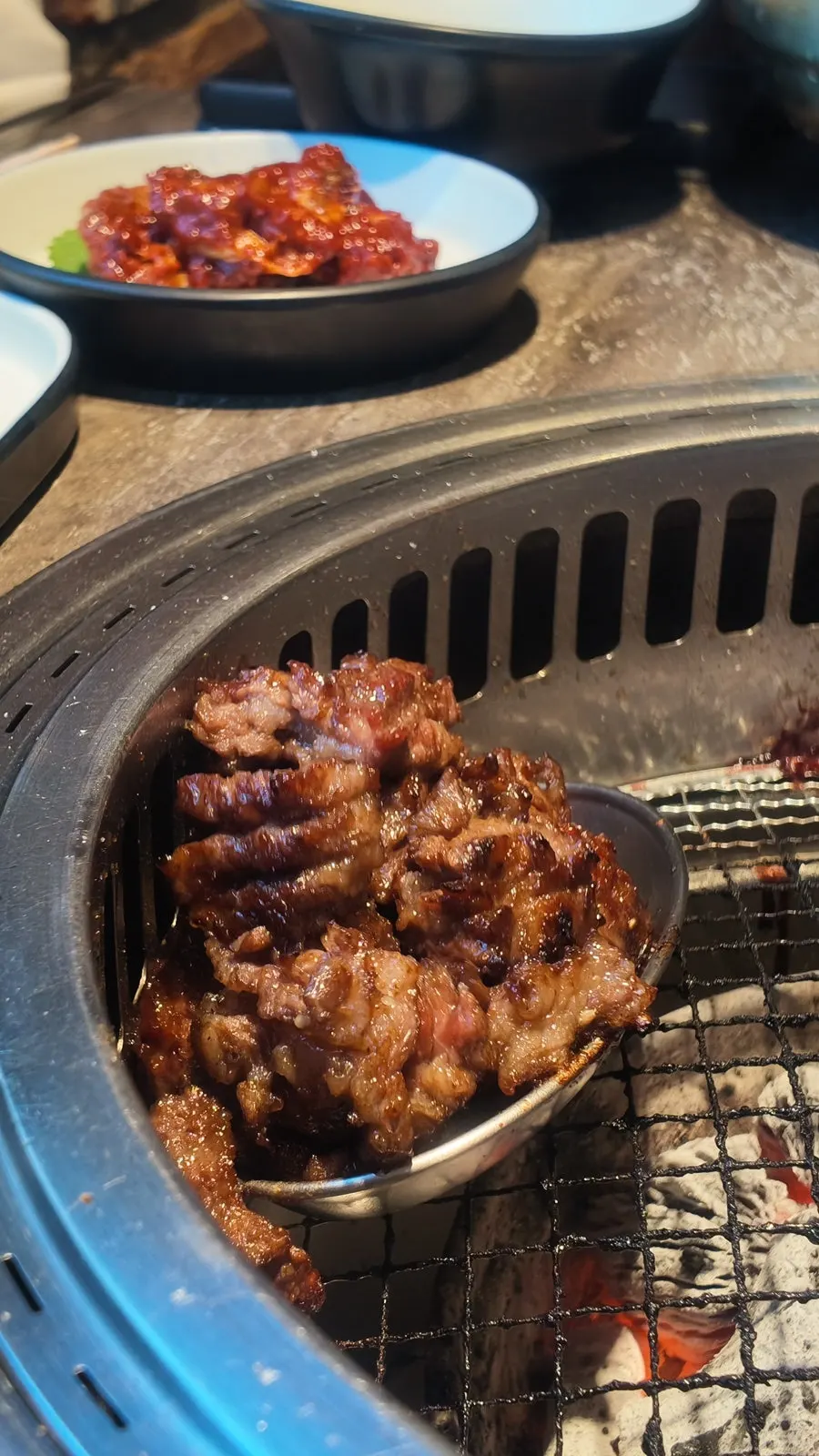 먹기 좋은 크기로 잘린 우대갈비