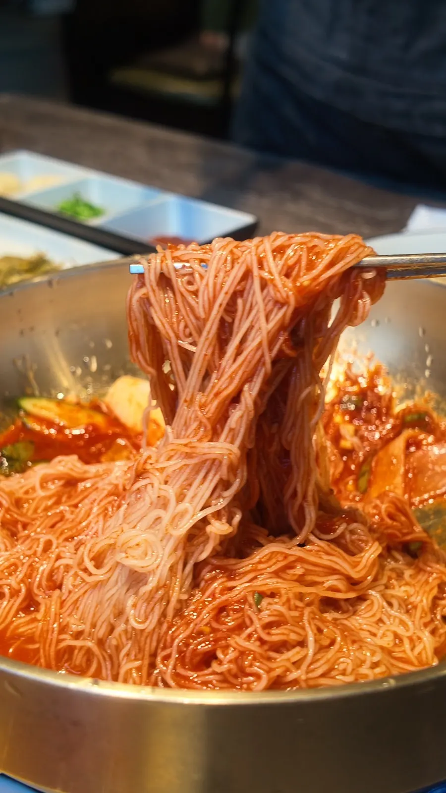 양념장을 비빈 새빨간 비빔냉면