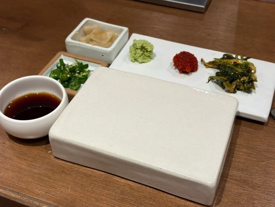 백김치와 와사비, 청어알젓 등 반찬 구성