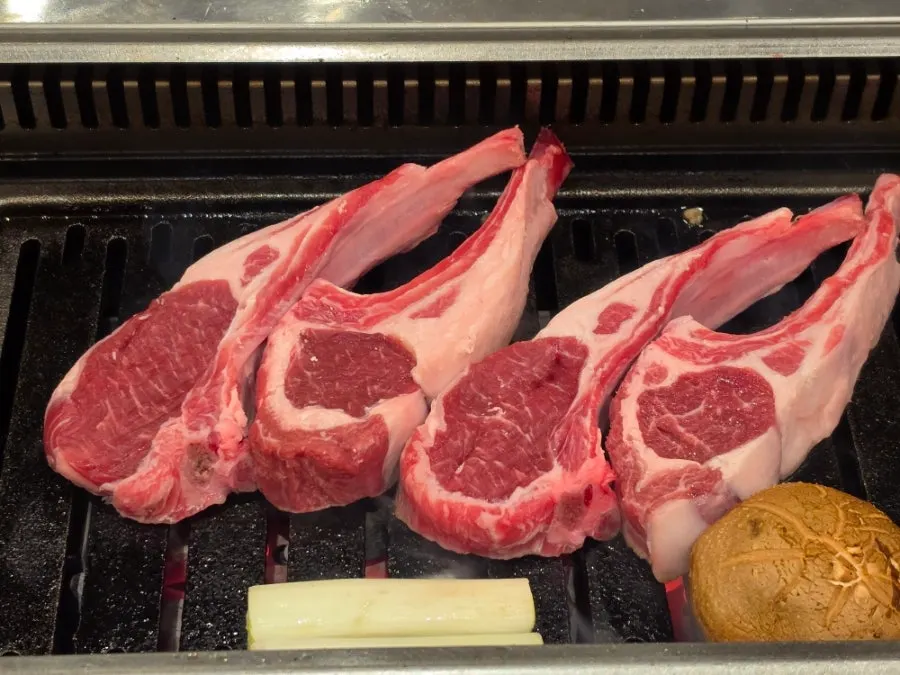 달궈진 바 테이블 숯불 화로