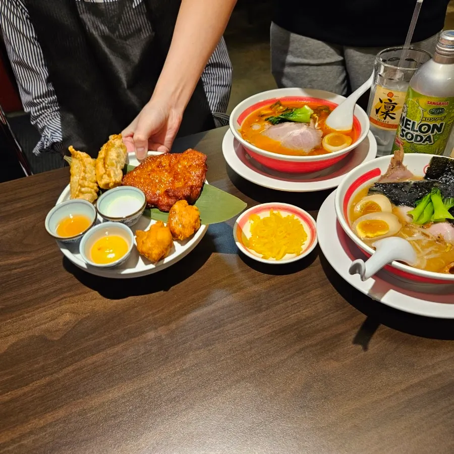 벽면에 붙은 라멘 맛있게 먹는 방법 안내