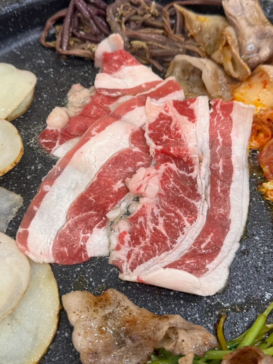 Beef belly grilling with side dishes