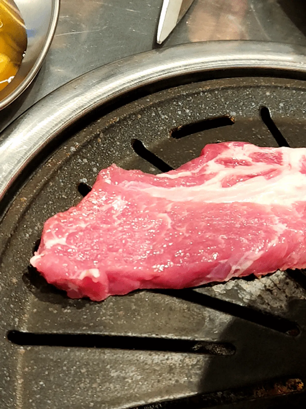 윤기 도는 지리산 흑돼지 모둠 한 판