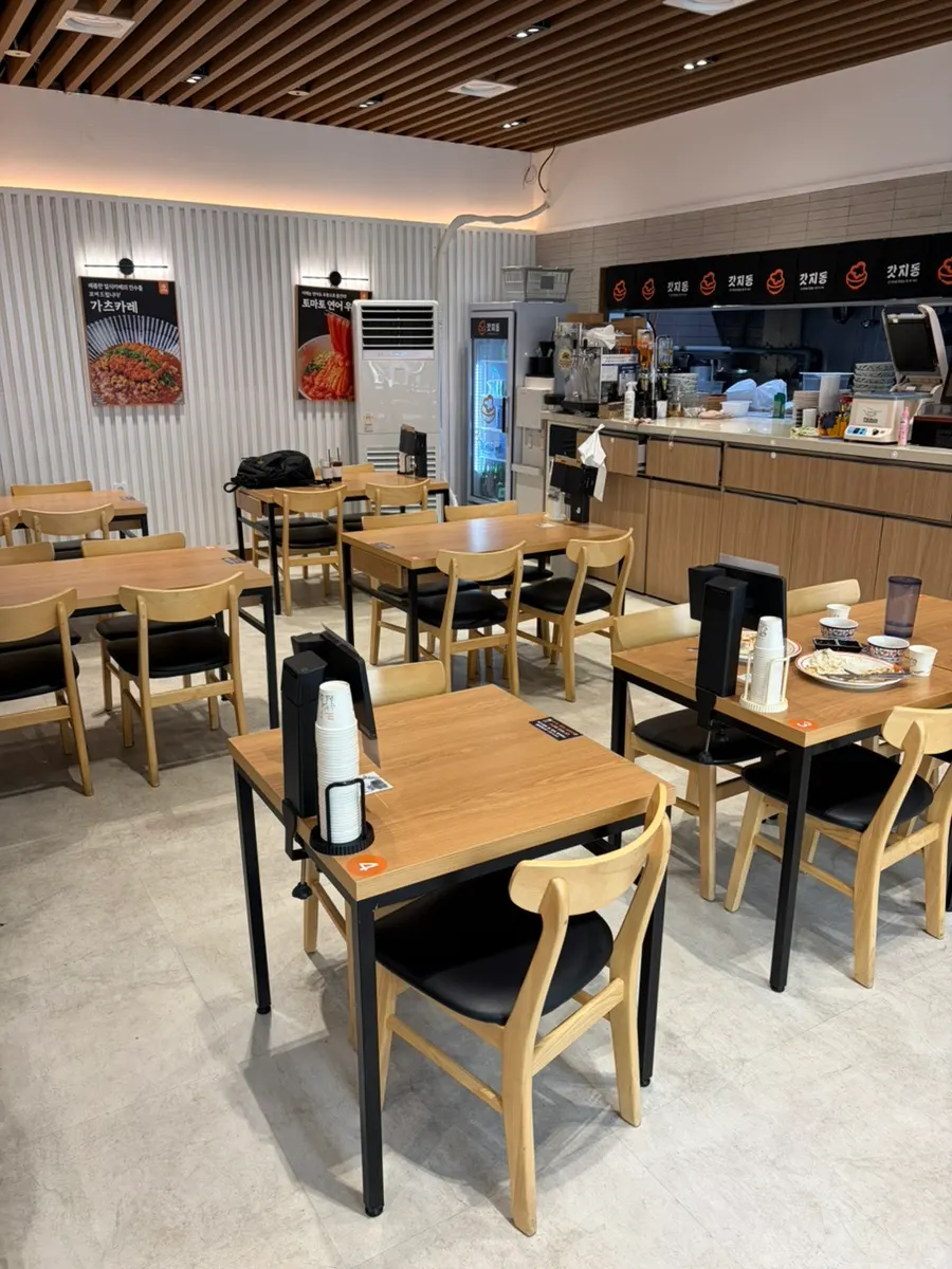 Dining tables at Gatjidong Noeun Branch