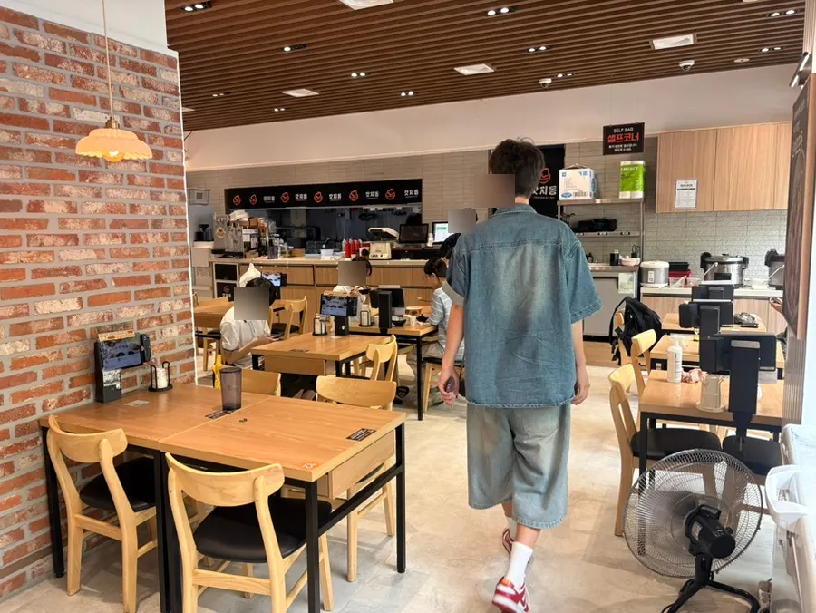 Gatjidong restaurant near Noeun Station